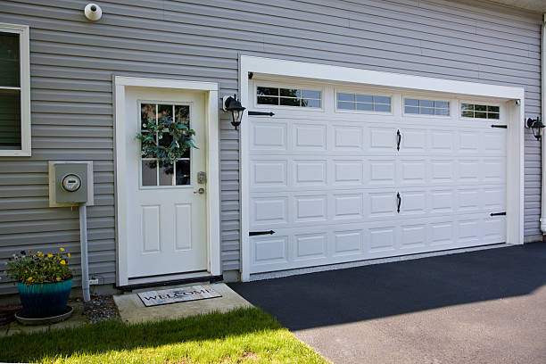 24/7 Emergency Garage Door Panel Replacement experts in Redwater, TX